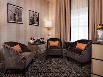 32-inch flat-screen TV with cable channels, TV at Inn At Union Square