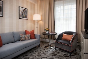 Suite (Spreckels) | Living area | 32-inch flat-screen TV with cable channels, TV at Inn At Union Square