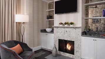 Suite (Spreckels) | Living area | 32-inch flat-screen TV with cable channels, TV