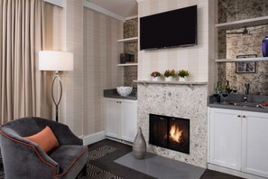 Suite (Spreckels) | Living area | 32-inch flat-screen TV with cable channels, TV