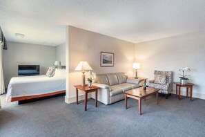 Executive Suite | Desk, blackout drapes, iron/ironing board, cribs/infant beds