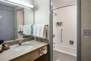 Combined shower/bathtub, free toiletries, hair dryer, towels