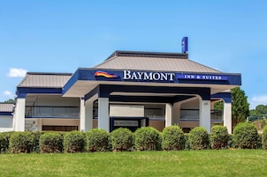 Edifício do Baymont Inn & Suites com um letreiro 'Welcome', esquema de cores azul e branco e o número '855' na fachada.