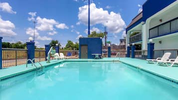 Una piscina al aire libre de temporada