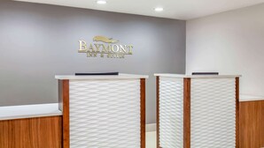 Una mesa de recepción con el logotipo de Baymont Inn & Suites.