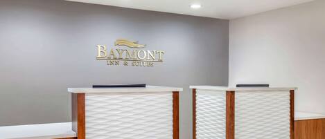 Una mesa de recepción con el logotipo de Baymont Inn & Suites.
