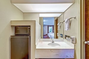 Caja fuerte, espacio para trabajar con un portátil, cortinas opacas