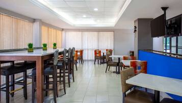 Desayuno autoservicio gratuito y diario
