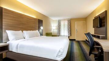 Caja de seguridad en la habitación y espacio para trabajar con laptop