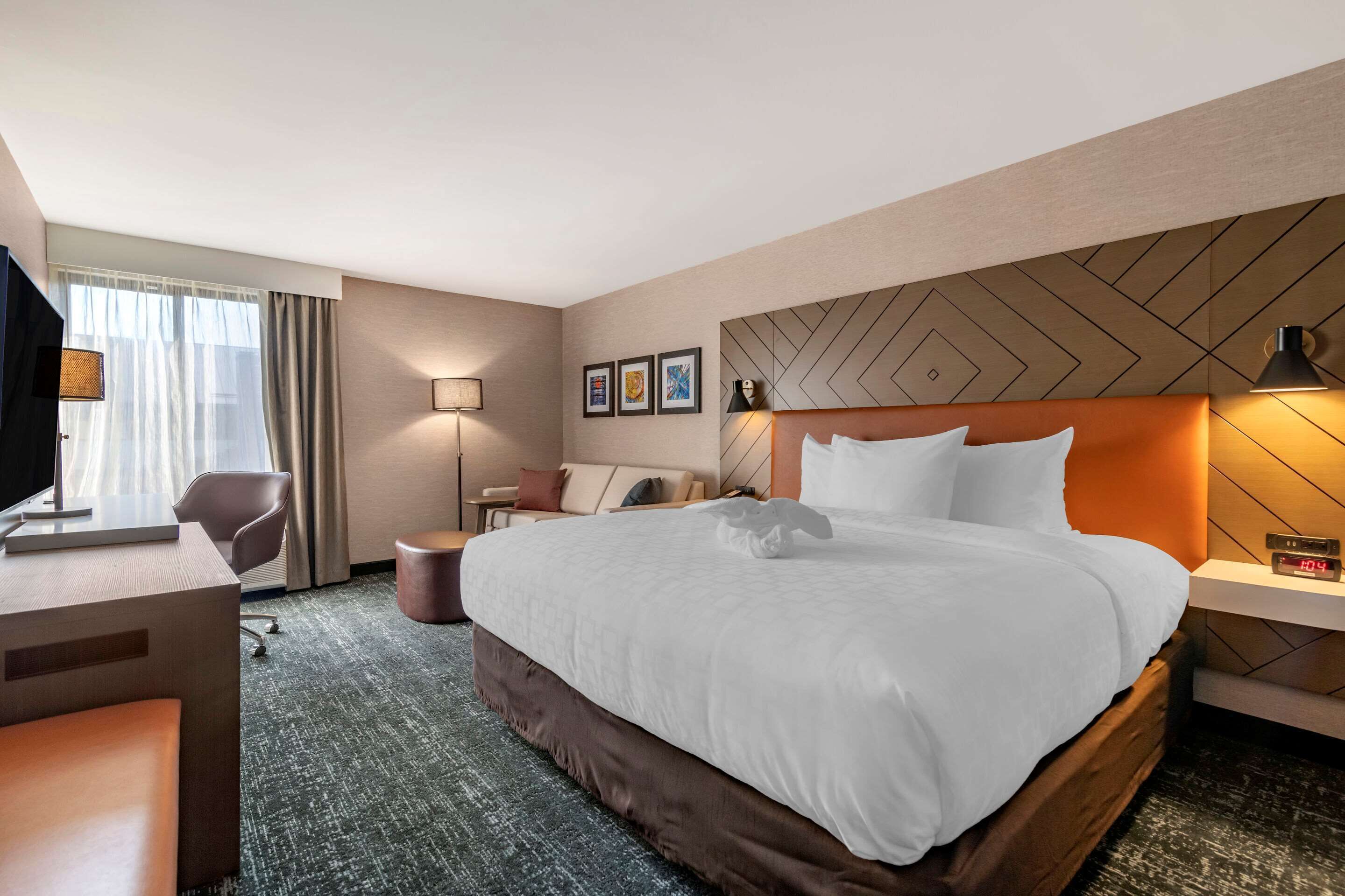 standard room, 1 king bed, non smoking | desk, laptop workspace, blackout curtains, iron/ironing board