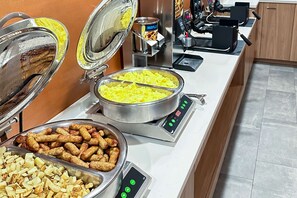 فطور كامل مجانًا يوميًا