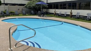 Una piscina al aire libre de temporada