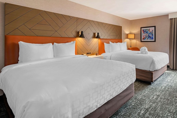 Escrivaninha, espaço de trabalho para notebook, cortinas blackout