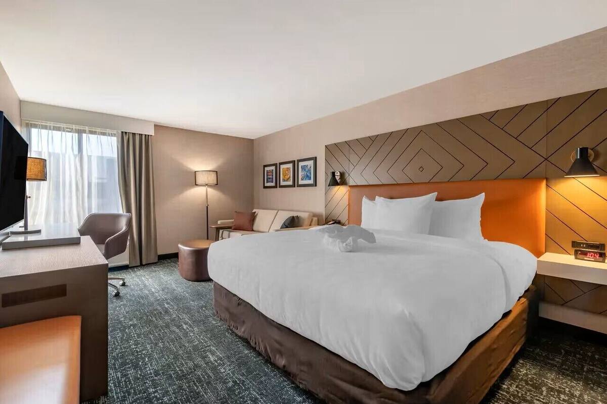 Kamar, 1 Tempat Tidur King dengan tempat tidur Sofa, Bebas Asap Rokok (Upgrade) | Meja kerja, ruang kerja ramah laptop, dan tirai kedap cahaya