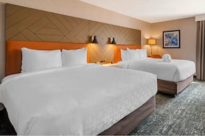 Escritorio, espacio para trabajar con laptop y cortinas blackout