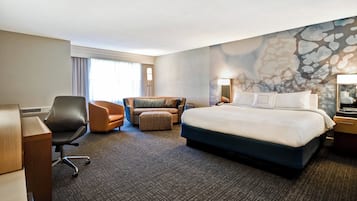 Luxe beddengoed, een bureau, een strijkplank/strijkijzer