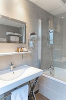 Quarto standard | Banheiro | Produtos de toalete grátis, secador de cabelo, toalhas de banho
