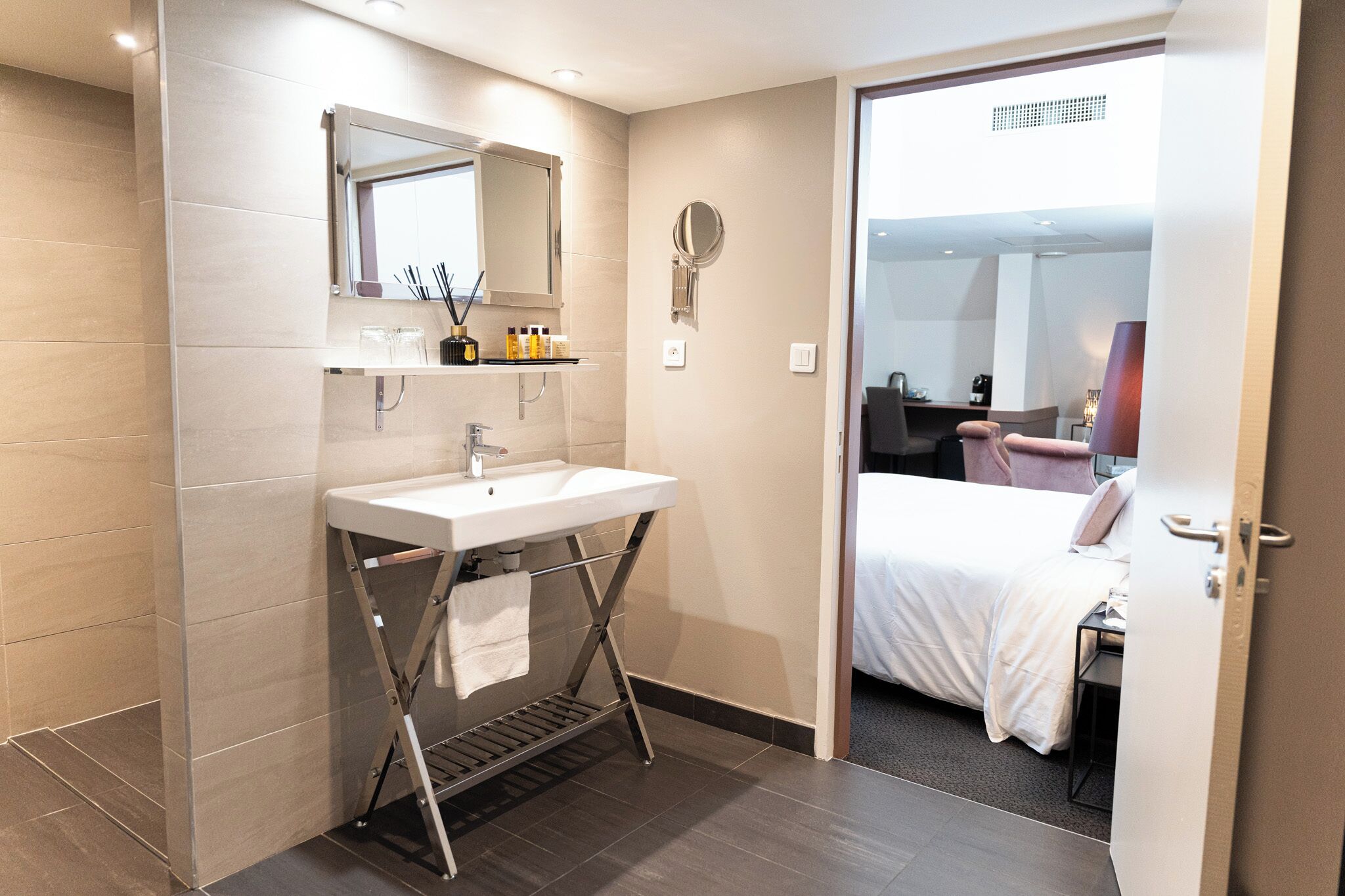 Familierom | Bad | Toalettartikler (inkludert), hårføner, håndklær og såpe