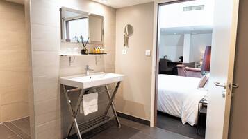 Familiekamer | Badkamer | Gratis toiletartikelen, een haardroger, handdoeken, zeep