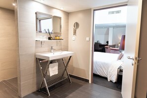 Chambre Familiale | Salle de bain | Articles de toilette gratuits, sèche-cheveux, serviettes fournies, savon