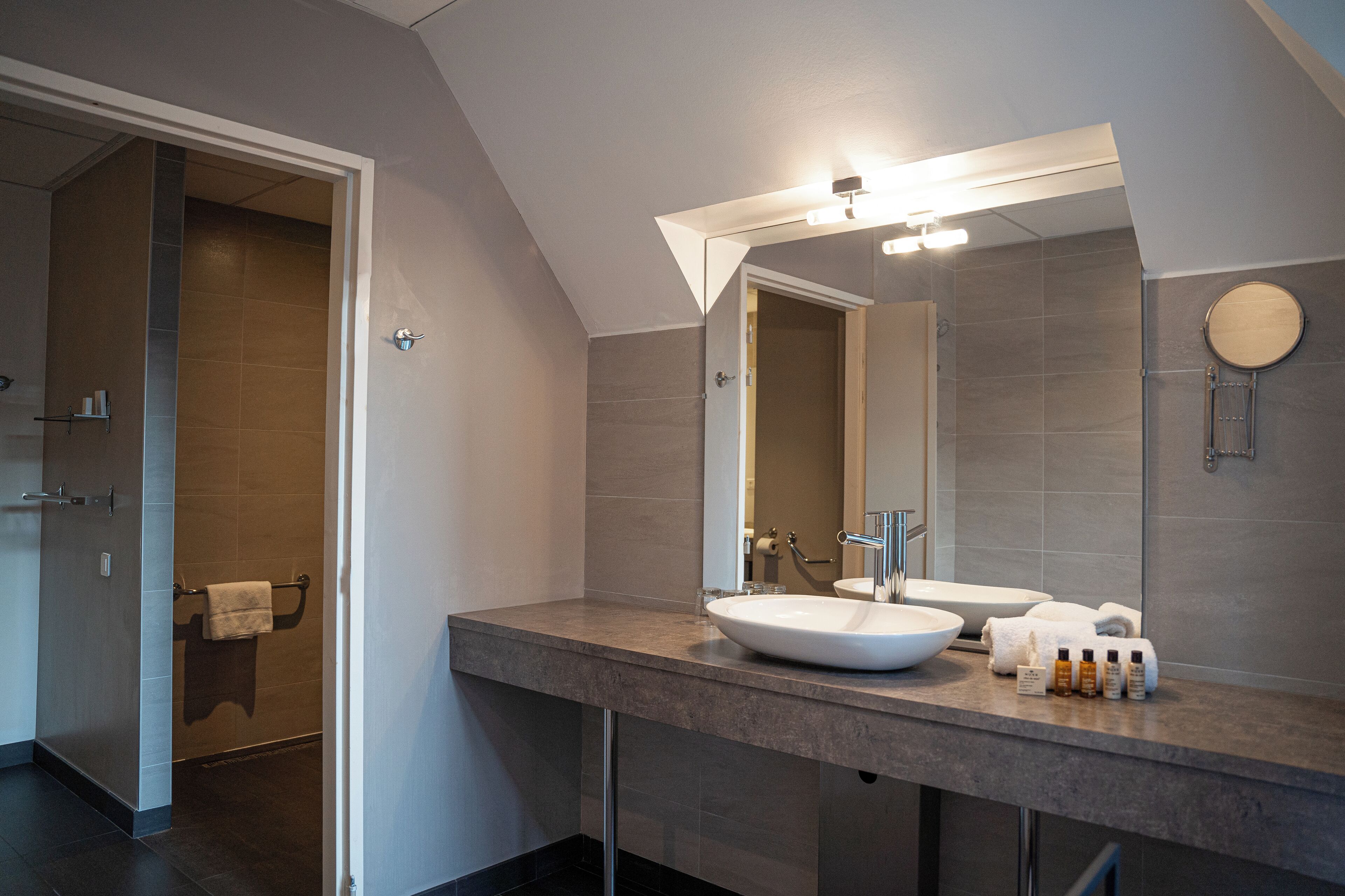 suite (amiral de frégate) | bathroom | free toiletries, hair dryer, towels, soap
