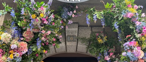 A hotel entrance with a sign reading 'La Maison des Armateurs' and a number '6' on the wall.