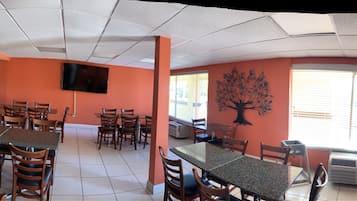 ๋งค์ผ ํ
์ดํฌ์์ ๋ฌด๋ฃ ์์นจ ์์ฌ ํฌํจ