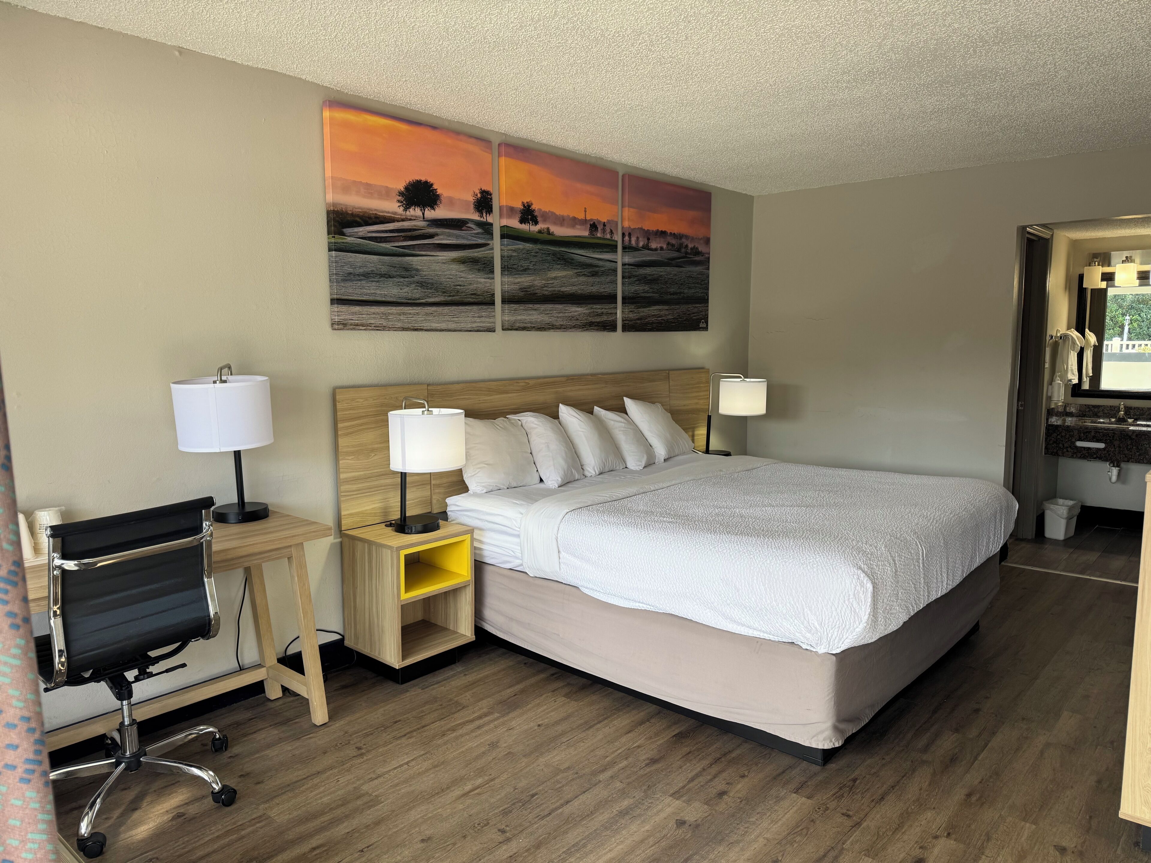 Standard Room, 1 King Bed | Premium bedding, desk, blackout drapes, iron/ironing board