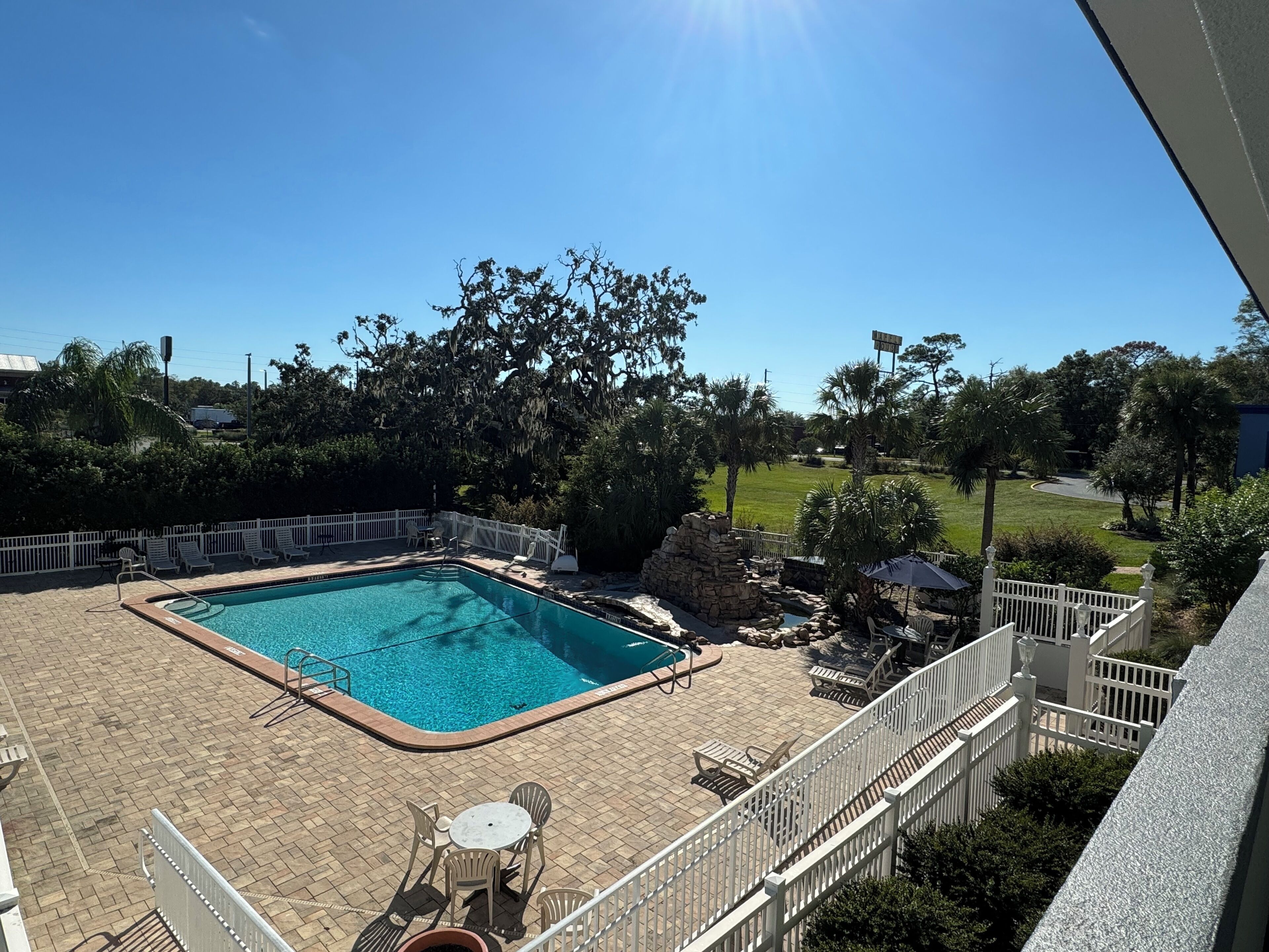 Alberca al aire libre, acceso de 08:00 a 21:00, y camastros 