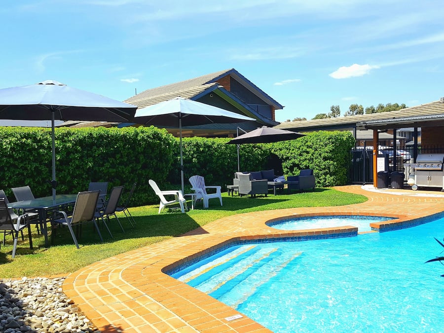 Una piscina al aire libre de temporada (de 08:30 a 21:30), sombrillas