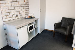 Een magnetron, een koffiezetapparaat/waterkoker, een waterkoker