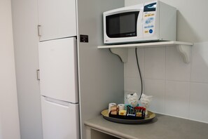 Microondas, cafetera o tetera, hervidor eléctrico y tostadora