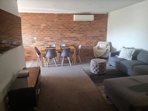 Familienapartment, 3 Schlafzimmer, Nichtraucher, Balkon | Wohnbereich | 45-Zoll-Smart-TV mit Digitalempfang, Netflix, Streaming-Dienste