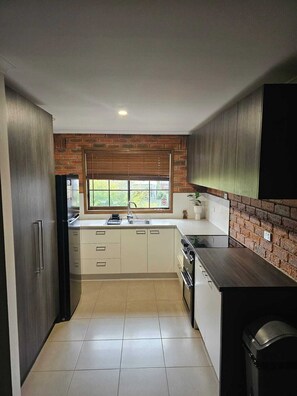 Family Apartment, 3 Bedrooms, Non Smoking, Balcony | Private kitchen | Microwave, coffee/tea maker, electric kettle, toaster - The Heritage Bendigo (Golden Square)