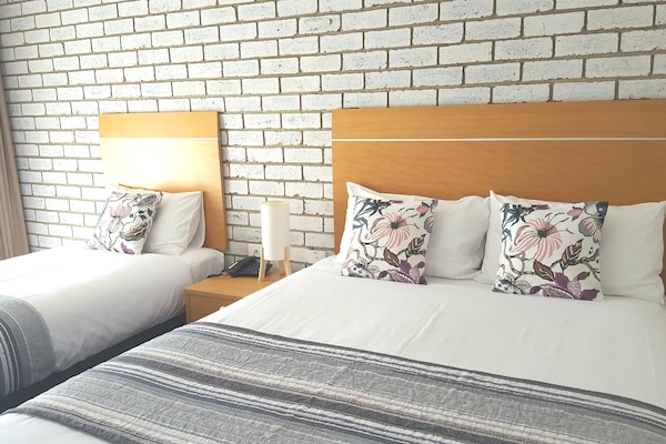 Habitación Deluxe con 2 camas individuales | Caja de seguridad en la habitación y espacio para trabajar con laptop