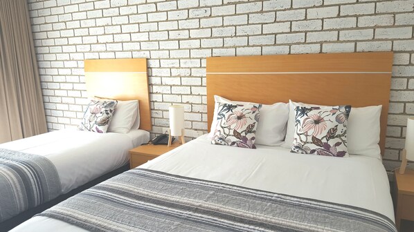 Queen & Single Room | In-room safe, laptop workspace, iron/ironing board, cots/infant beds - The Heritage Bendigo (Golden Square)