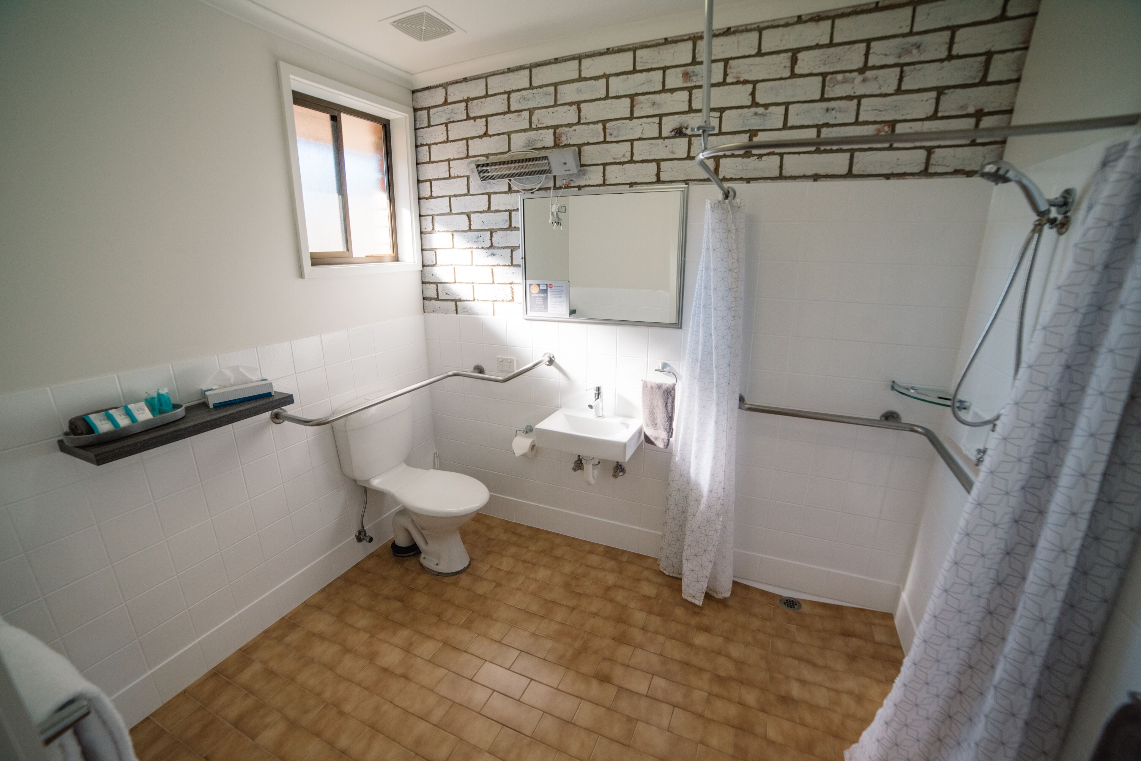 Accessible Room | Bathroom | Shower, designer toiletries, hair dryer, towels