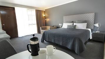 Executive Room, 1 King Bed | In-room safe, laptop workspace, iron/ironing board, cribs/infant beds