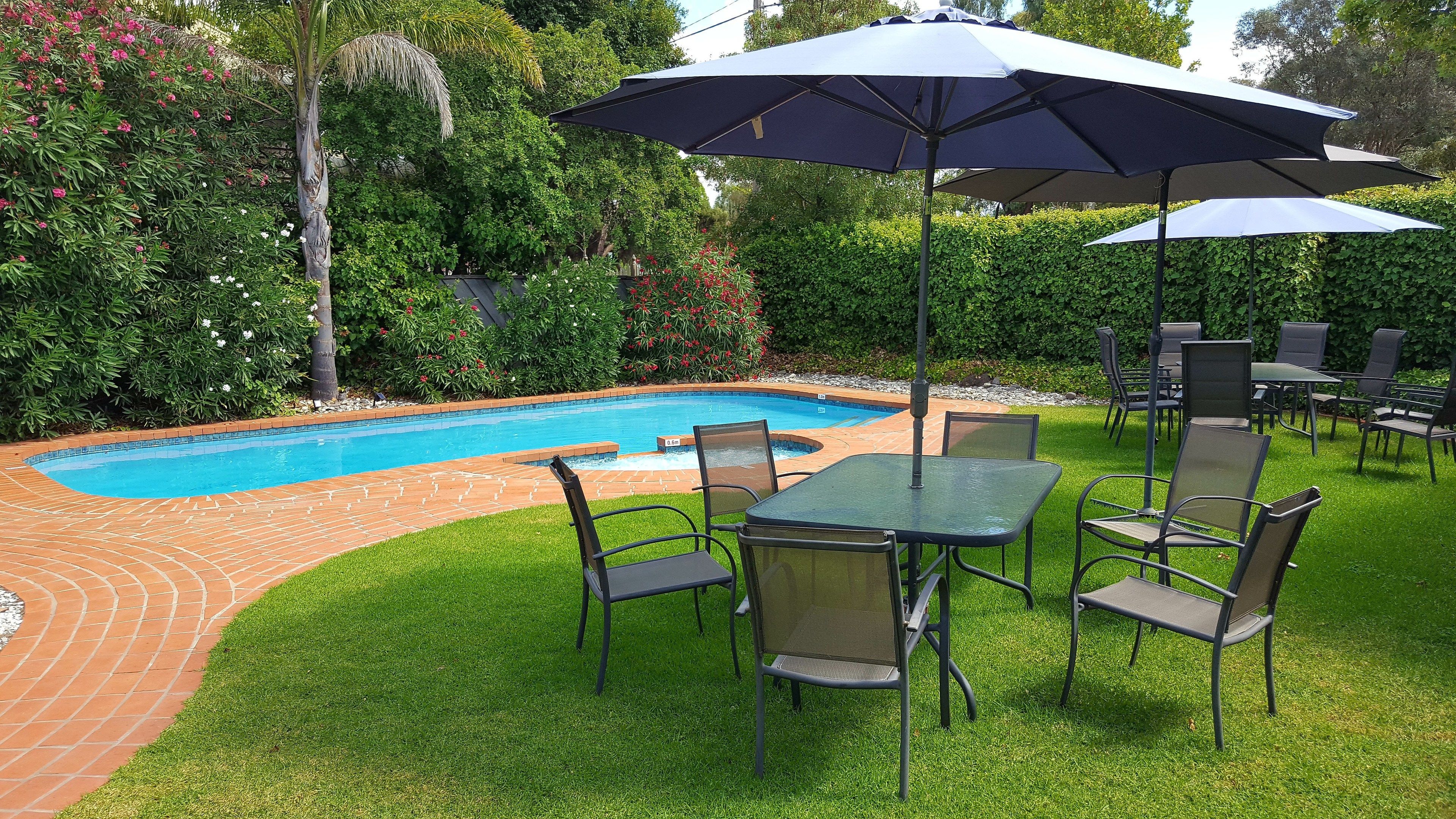 季节性开放的室外游泳池，08:30 至 20:30 开放，池畔遮阳伞，日光浴躺椅