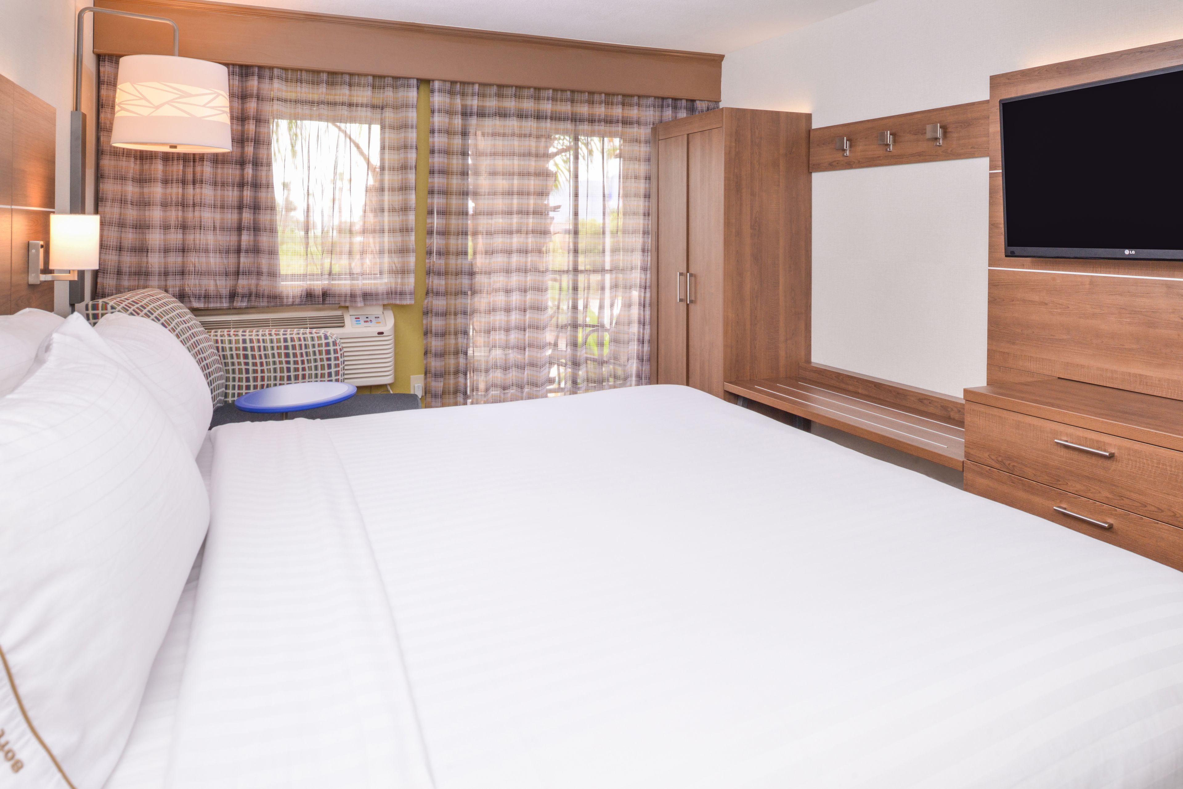 standard room, 1 king bed | in-room safe, desk, iron/ironing board, free cots/infant beds