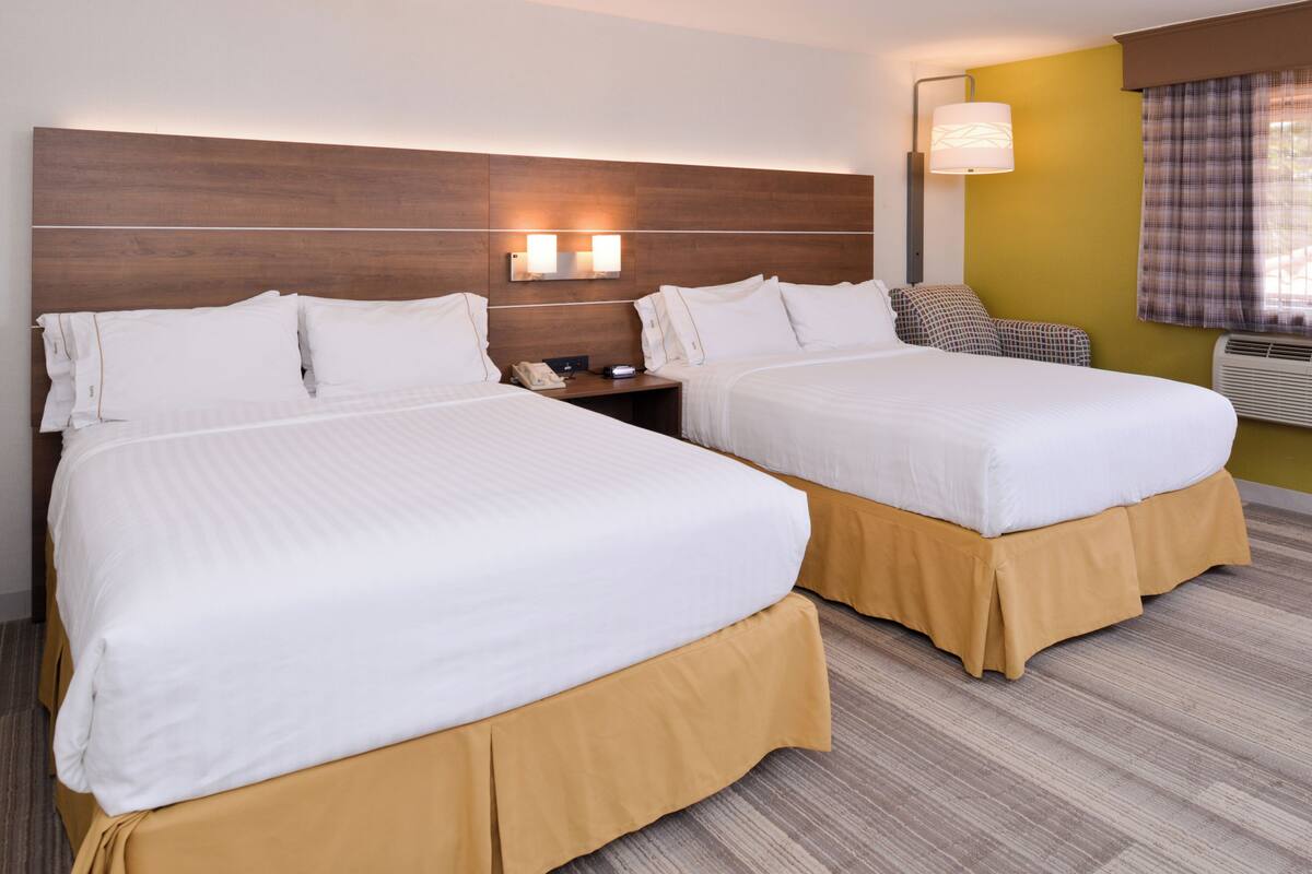 Kamar Premium, 2 Tempat Tidur Queen | Brankas, meja kerja, ruang kerja ramah laptop, dan setrika/meja setrika