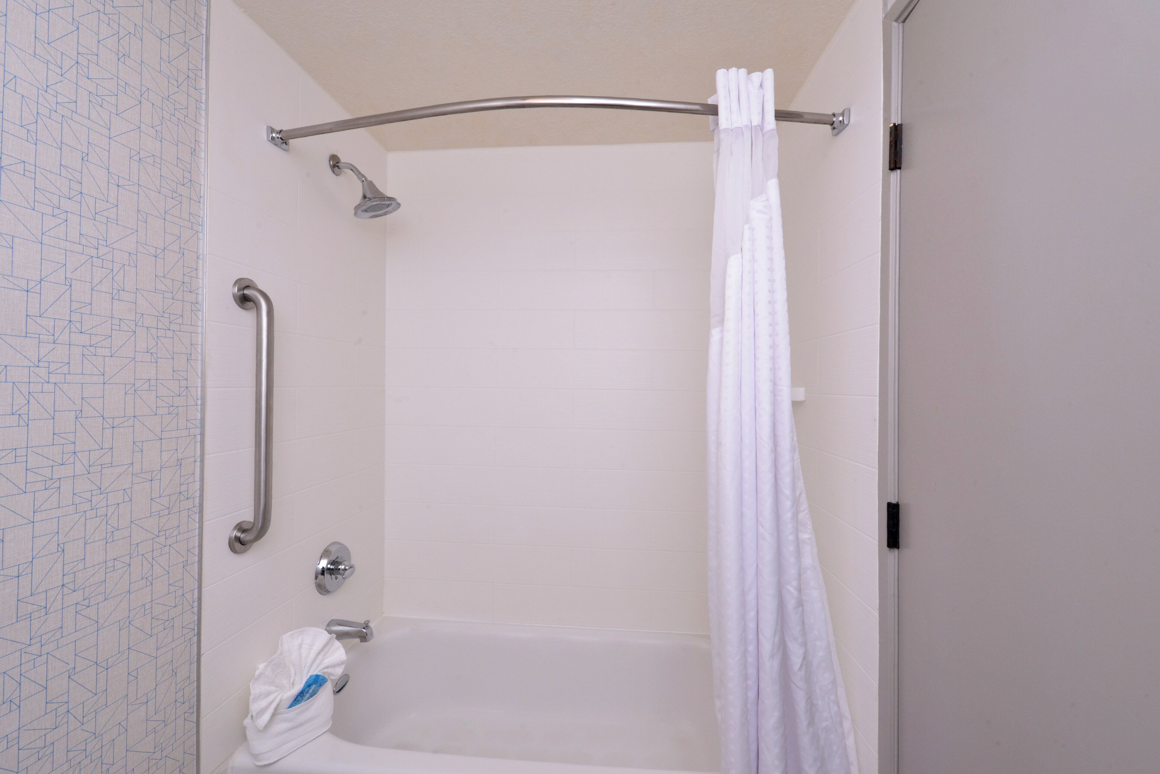 standard room, 1 king bed | bathroom | free toiletries, hair dryer, towels