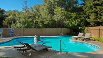 Piscine extérieure (ouverte en saison)