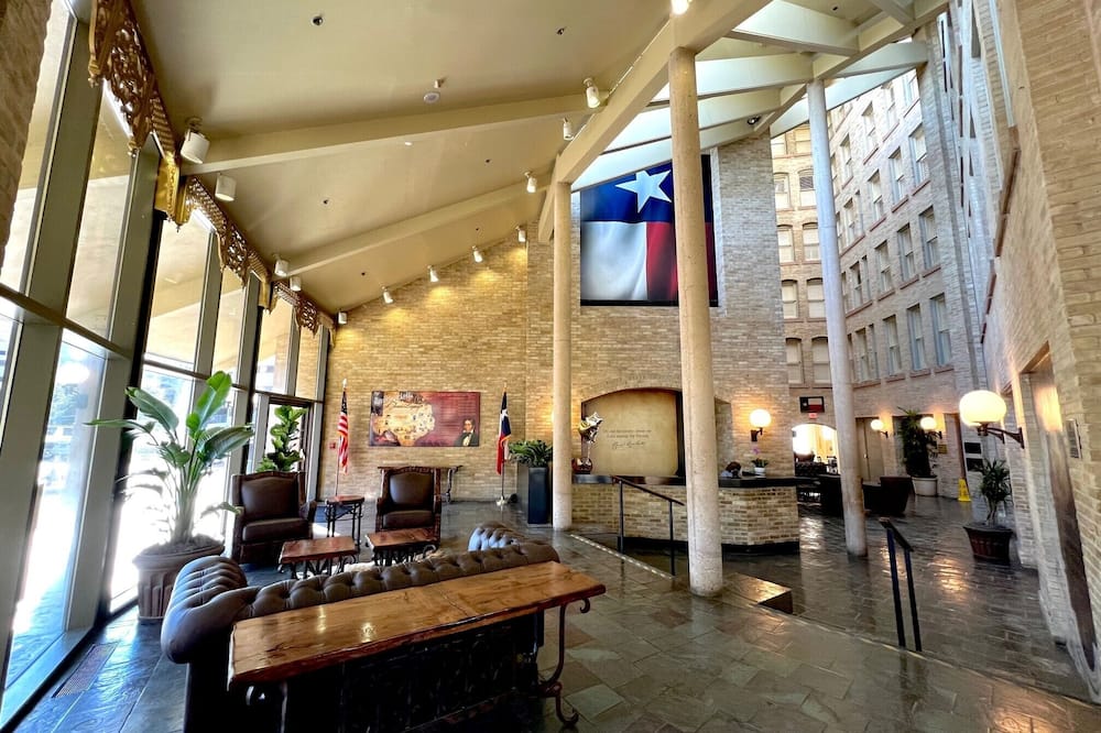 Crockett Hotel