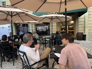 Lunch, dinner served; American cuisine, alfresco dining 
