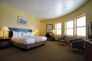 Signature Room, 1 King Bed with Sofa bed, City View | Desk, iron/ironing board, free WiFi, bed sheets