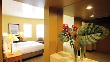 Signature Room, 1 King Bed with Sofa bed, City View | Desk, iron/ironing board, WiFi (free), bed sheets