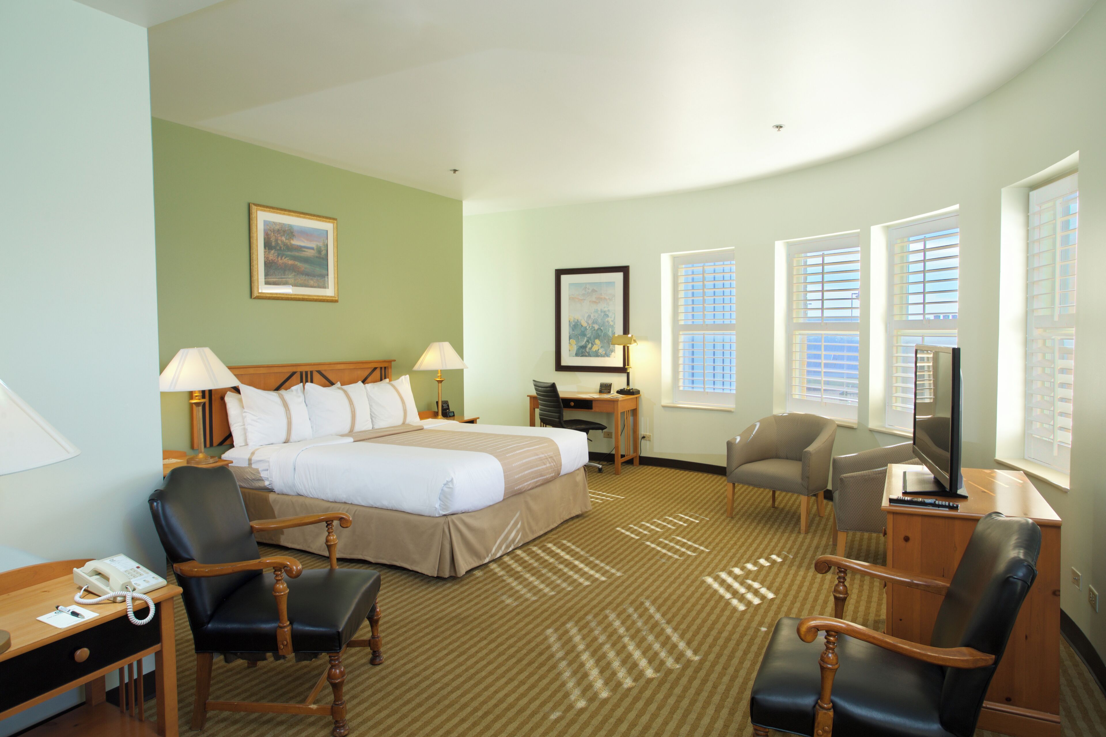 Signature Room, 1 King Bed with Sofa bed, City View | Desk, iron/ironing board, free WiFi, bed sheets