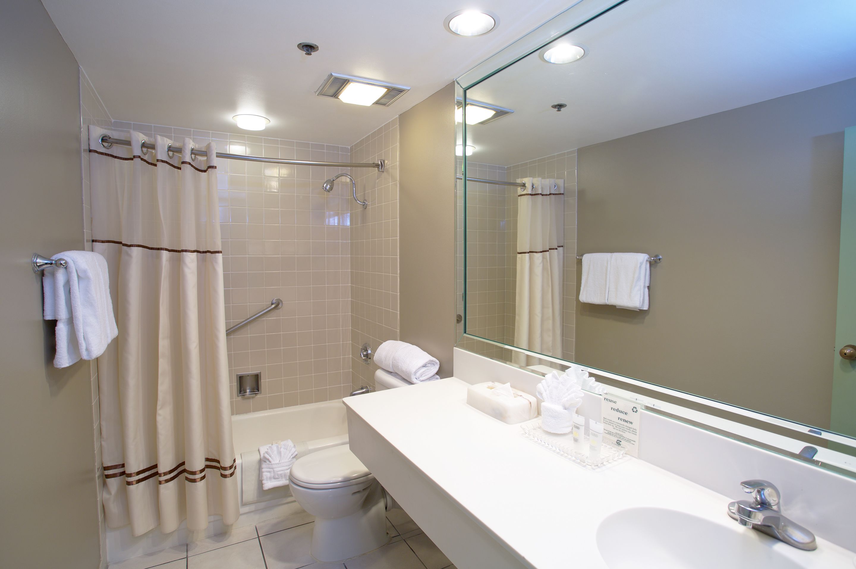 standard room, 2 double beds | bathroom | combined shower/bathtub, designer toiletries, hair dryer, towels