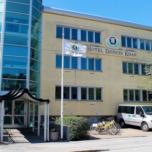 A hotel building with a sign reading 'Hotel Djingis Khan.' - Hotel Djingis Khan (Lund)